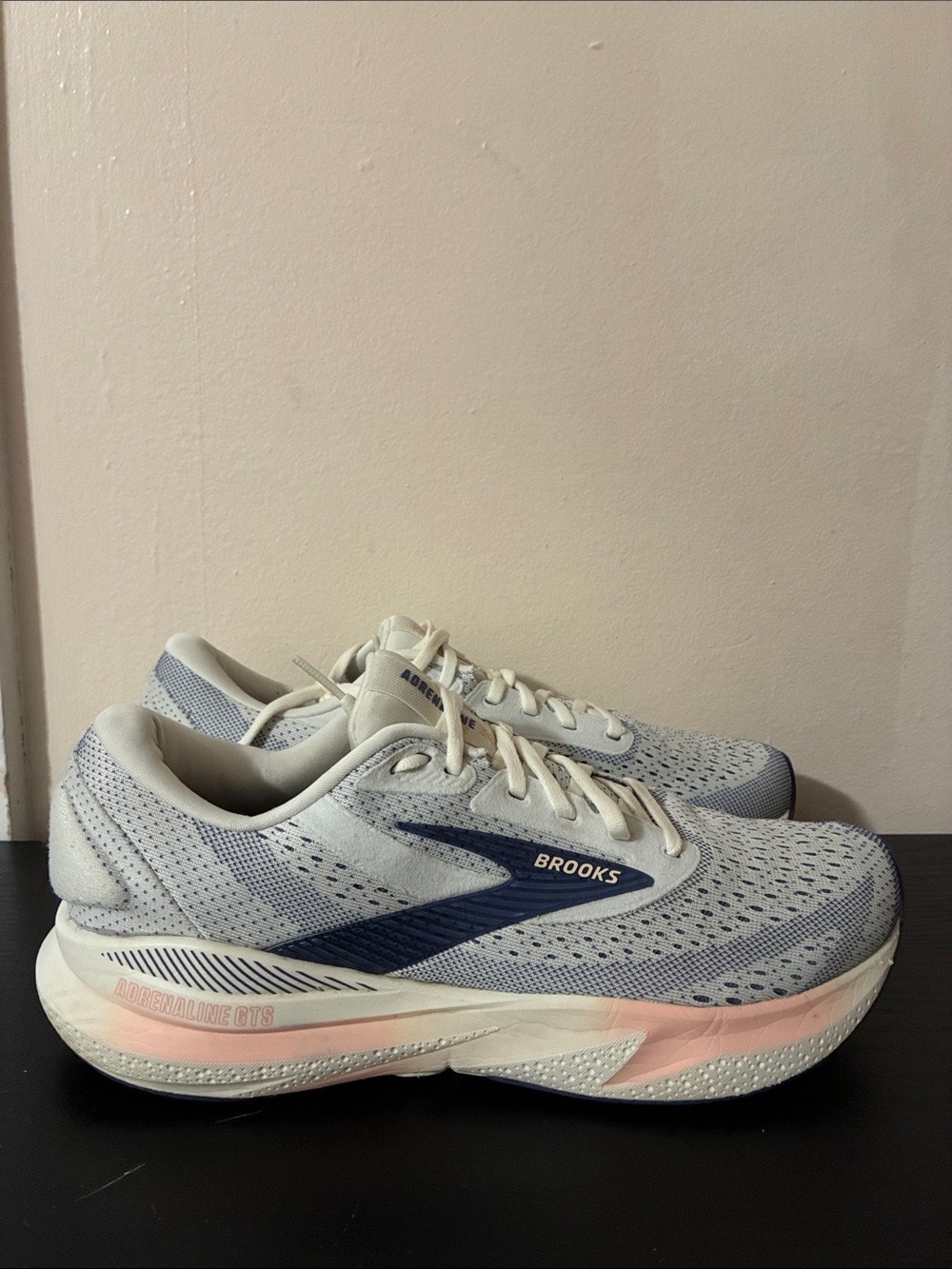 Brooks Women's Adrenaline GTS 24 running shoes size 10.5